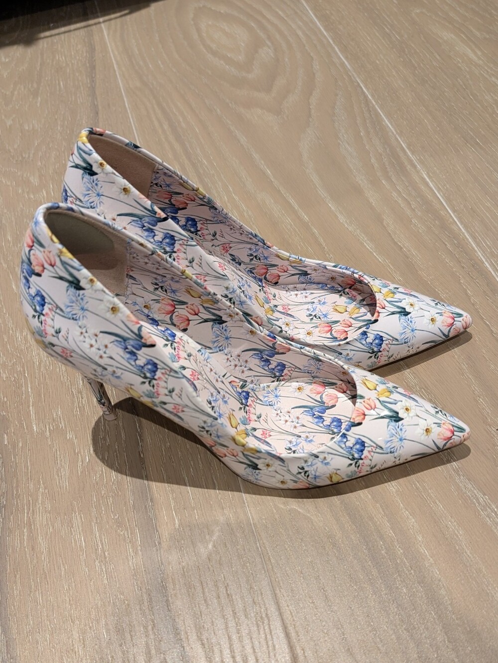 **PRICE DROP**Floral Pointed-Toe Women's Pumps - White Multi